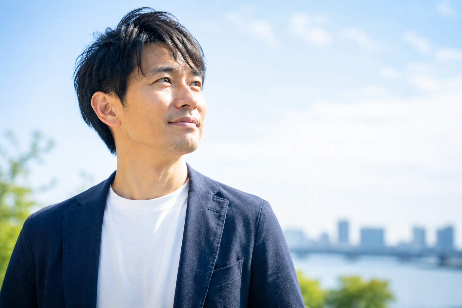 前向きに未来を見る男性